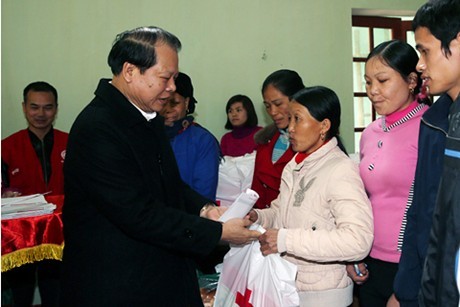 Tet gifts given to poor families in Bac Giang - ảnh 1